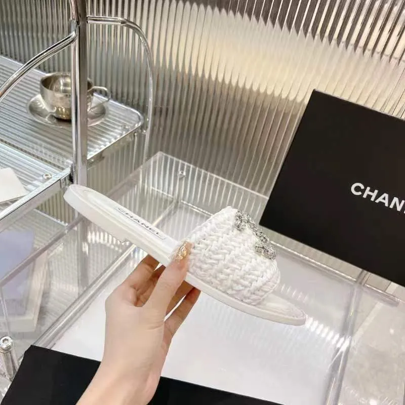 👟👟Ex-factory price 520👟👟 [Ready stock] 𝐂𝐡an𝐞𝐥 23 hot items! bing bing 23 early spring vacation series, the most beautiful rhinestone woven slippers, everyone is crazy to stock up, they are all crazy, it is really long grass, leisurely charm, close your eyes and enter the series!  💭Color: Black/Apricot/White 💭Upper: The upper is made of imported raffia and is fully hand-woven and very comfortable! The hand-made diamond jewelry is sparkling enough 💭Inner pads: imported sheepskin lining and pads 💭Outsole: genuine leather outsole (complex leather outsole with ten grooves and stitching, very particular about material workmanship) 💭Code number: 35-42 (41 and 42 are custom-made and cannot be returned or exchanged)
